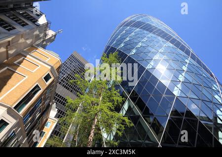 Londres, Royaume-Uni - 13 MAI 2012 : 30 St Mary Axe immeuble de bureaux à Londres. Il a été achevé en 2003 et est parmi les 10 plus hauts bâtiments de Londres (à 180 m). Banque D'Images