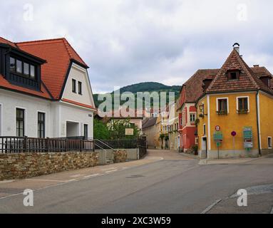 Weibenkirch, basse-Autriche, 25-05-24. Jolie ville de Weibenkirchen avec des maisons colorées et des panneaux de direction toourist montés sur une maison, un populaire Banque D'Images