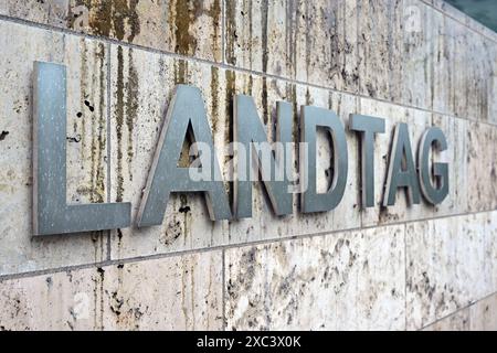 Erfurt, Allemagne. 14 juin 2024. Lettrage sur le parlement de l'État de Thuringe. Les élections d'État se tiendront en Thuringe le 1er septembre 2024. Crédit : Martin Schutt/dpa/Alamy Live News Banque D'Images