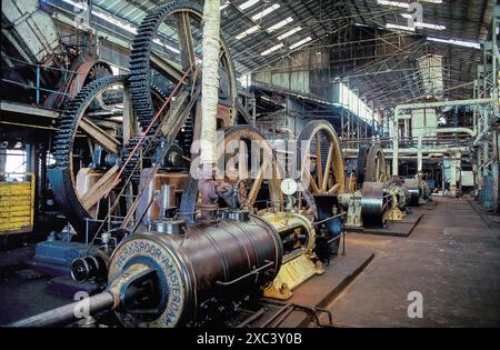 Suriname, machines à vapeur dans une usine de sucre abandonnée où la canne à sucre était pressée pour produire du sucre. Banque D'Images