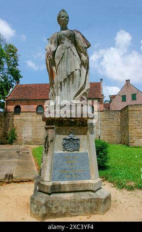 Suriname, Paramaribo. Statue de la reine Wilhelmine des pays-Bas devant Fort Zeelandia. Banque D'Images