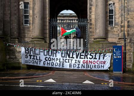 Des militants étudiants bloquent le Old College de l'Université d'Édimbourg, accusant l'université de soutenir indirectement la guerre à Gaza. 14 juin 2024. Banque D'Images