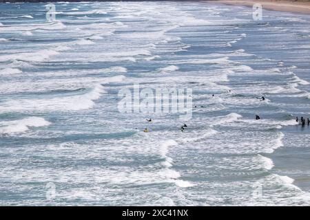 Plage de Perranporth, Cornouailles, Royaume-Uni. 14 juin 2024. Couvert et humide à Perranporth Beach, Cornwall. Crédit : Nidpor/Alamy Live News Banque D'Images