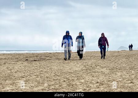 Plage de Perranporth, Cornouailles, Royaume-Uni. 14 juin 2024. Couvert et humide à Perranporth Beach, Cornwall. Crédit : Nidpor/Alamy Live News Banque D'Images