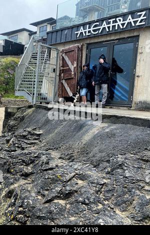 Plage de Perranporth, Cornouailles, Royaume-Uni. 14 juin 2024. Couvert et humide à Perranporth Beach, Cornwall. Crédit : Nidpor/Alamy Live News Banque D'Images