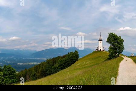 Le paysage spectaculaire avec l'église antique de préparation Primus et Felician près de la ville de Jamnik en Slovénie Banque D'Images