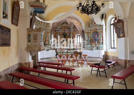 Jamnik, Slovénie (8 juin 2024) - L'intérieur agréable et coloré de l'ancienne église de Primus et Felician près de la ville de Jamnik en slovène Banque D'Images