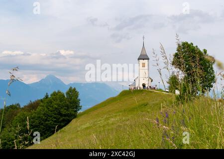 Le paysage spectaculaire avec l'église antique de préparation Primus et Felician près de la ville de Jamnik en Slovénie Banque D'Images