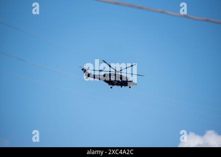 Fasano, Italie. 14 juin 2024. Un hélicoptère carabinieri survole la ville de Fasano alors que le sommet du Groupe des sept (G7) se poursuit à Borgo Egnazia. Le sommet du Groupe des sept (G7) est un forum économique et politique intergouvernemental composé du Japon, de l'Italie, du Canada, du Royaume-Uni, de Allemagne et États-Unis. Cette année, le sommet se tient à Borgo Egnazia dans les Pouilles, en Italie. (Crédit image : © Krisztian Elek/SOPA images via ZUMA Press Wire) USAGE ÉDITORIAL SEULEMENT! Non destiné à UN USAGE commercial ! Banque D'Images