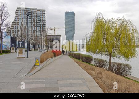 Belgrade, Serbie - 11 mars 2024 : Nouveau gratte-ciel Glass Building Tower Kula Landmark Waterfront au Cloudy Day. Banque D'Images