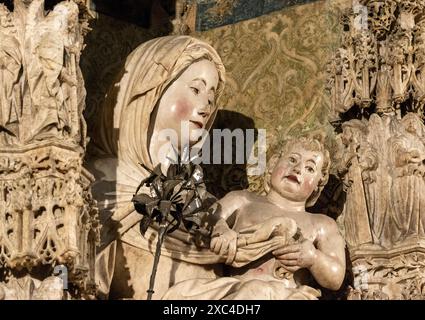 Castelló d'Empúries, Basilika Santa Maria de Castello d'Empuries, Jungfrau von Candelaria, Beuda-Alabaster, Hauptaltarbild Banque D'Images