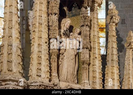 Castelló d'Empúries, Basilika Santa Maria de Castello d'Empuries, Jungfrau von Candelaria, Beuda-Alabaster, Hauptaltarbild Banque D'Images