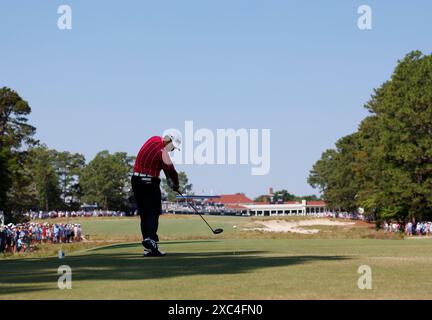 Pinehurst, États-Unis. 14 juin 2024. Hideki Matsuyama, du Japon, s’est lancé sur le dix-huitième trou lors de la deuxième manche du 124e championnat de golf de l’US Open au Pinehurst Resort & Country Club à Pinehurst, en Caroline du Nord, le vendredi 14 juin 2024. Photo de John Angelillo/UPI crédit : UPI/Alamy Live News Banque D'Images