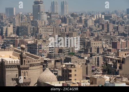 Vue sur le paysage urbain du Caire, la capitale bondée de l'Egypte une métropole tentaculaire au bord du Nil en Afrique du Nord. Banque D'Images