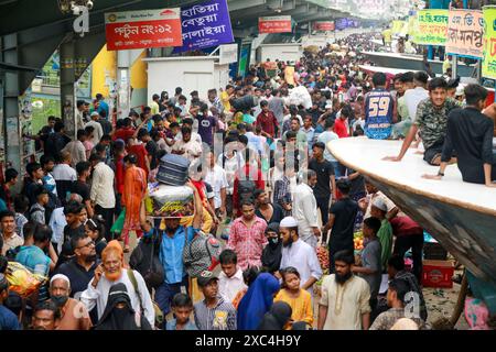 Dhaka, Bangladesh. 14 juin 2024. Des milliers de Bangladais traversent le terminal de lancement de Sadarghat pour rentrer chez eux pour célébrer l'Aïd avec leurs familles, à Dhaka, Bangladesh, le 14 juin 2024 (crédit image : © Suvra Kanti Das/ZUMA Press Wire) USAGE ÉDITORIAL SEULEMENT! Non destiné à UN USAGE commercial ! Banque D'Images
