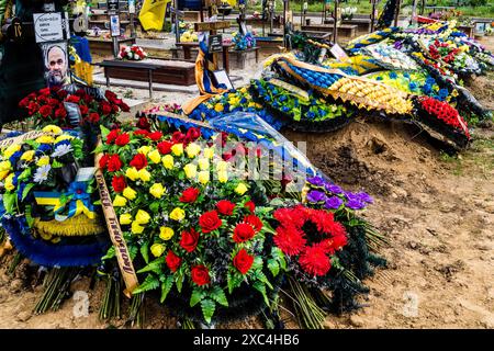 Kharkiv, Ukraine, 13 juin 2024 Aleya Slavy, cimetière militaire au sud de Kharkiv. Les tombes des soldats, des héros qui ont défendu l'Ukraine sont couvertes Banque D'Images