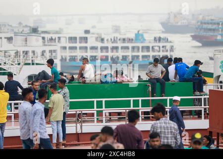Dhaka, Bangladesh. 14 juin 2024. Des milliers de Bangladais traversent le terminal de lancement de Sadarghat pour rentrer chez eux pour célébrer l'Aïd avec leurs familles, à Dhaka, Bangladesh, le 14 juin 2024 (crédit image : © Suvra Kanti Das/ZUMA Press Wire) USAGE ÉDITORIAL SEULEMENT! Non destiné à UN USAGE commercial ! Banque D'Images