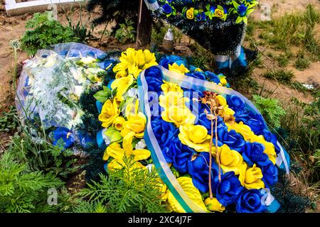 Kharkiv, Ukraine, 13 juin 2024 Aleya Slavy, cimetière militaire au sud de Kharkiv. Les tombes des soldats, des héros qui ont défendu l'Ukraine sont couvertes Banque D'Images