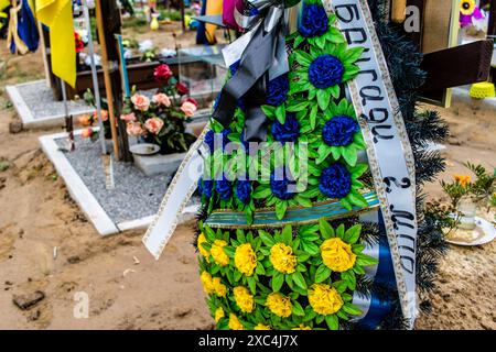 Kharkiv, Ukraine, 13 juin 2024 Aleya Slavy, cimetière militaire au sud de Kharkiv. Les tombes des soldats, des héros qui ont défendu l'Ukraine sont couvertes Banque D'Images