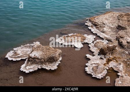 Zone géothermique d'Alolabad en Éthiopie avec un paysage surréaliste de sources chaudes colorées, fumerolles fumeroleuses et geysers de sel chaud en éruption dans une zone aride Banque D'Images