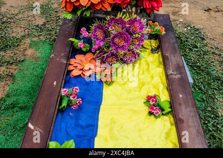 Kharkiv, Ukraine, 13 juin 2024 Aleya Slavy, cimetière militaire au sud de Kharkiv. Les tombes des soldats, des héros qui ont défendu l'Ukraine sont couvertes Banque D'Images