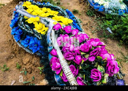 Kharkiv, Ukraine, 13 juin 2024 Aleya Slavy, cimetière militaire au sud de Kharkiv. Les tombes des soldats, des héros qui ont défendu l'Ukraine sont couvertes Banque D'Images