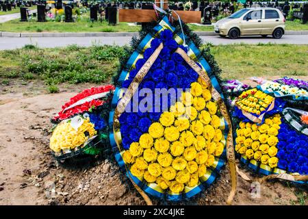 Kharkiv, Ukraine, 13 juin 2024 Aleya Slavy, cimetière militaire au sud de Kharkiv. Les tombes des soldats, des héros qui ont défendu l'Ukraine sont couvertes Banque D'Images