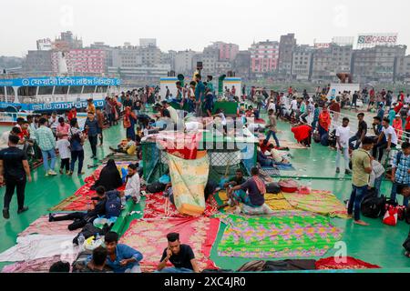 Dhaka, Bangladesh. 14 juin 2024. Des milliers de Bangladais traversent le terminal de lancement de Sadarghat pour rentrer chez eux pour célébrer l'Aïd avec leurs familles, à Dhaka, Bangladesh, le 14 juin 2024 (crédit image : © Suvra Kanti Das/ZUMA Press Wire) USAGE ÉDITORIAL SEULEMENT! Non destiné à UN USAGE commercial ! Banque D'Images