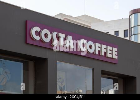 Larnaca, Chypre - 03 mars 2024 : signature de Costa Coffee, une chaîne britannique de cafés. Banque D'Images