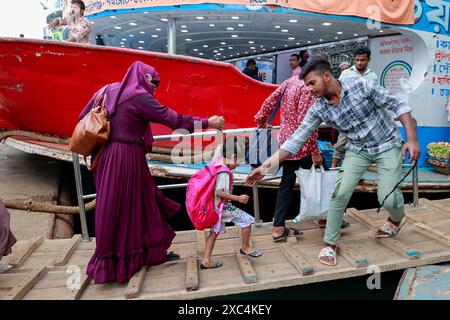 Dhaka, Bangladesh. 14 juin 2024. Des milliers de Bangladais traversent le terminal de lancement de Sadarghat pour rentrer chez eux pour célébrer l'Aïd avec leurs familles, à Dhaka, Bangladesh, le 14 juin 2024 (crédit image : © Suvra Kanti Das/ZUMA Press Wire) USAGE ÉDITORIAL SEULEMENT! Non destiné à UN USAGE commercial ! Banque D'Images