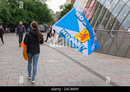 Glasgow, Royaume-Uni. 14 juin 2024. Alors que l'Écosse prépare TP jouer l'Allemagne dans le match d'ouverture de la compétition euro 2024, Glasgow est en proie à la fièvre du football . Les stands de rue vendant des drapeaux, des chapeaux et des foulards sont sur le centre-ville et les jeunes garçons du club de football Glasgow Vale 2015/2017 se livrent à du football de rue tout en collectant des fonds pour leur équipe. Crédit : Findlay/Alamy Live News Banque D'Images