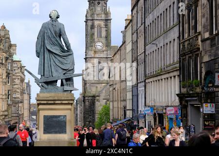 Royal Mile avec la statue d'Adam Smith et touristes.Edinburgh.Scotland.Royaume-Uni Banque D'Images