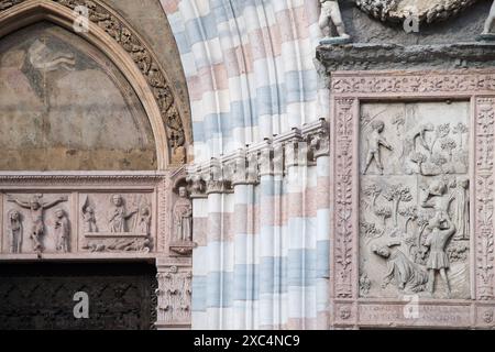 Tuile avec le martyre de préparation Pierre le Martyr en gothique tardif portail de la Renaissance précoce du XV siècle en façade de la basilique gothique di Santa Anastasi Banque D'Images