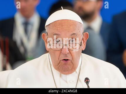 Bari, Italie. 14 juin 2024. Le pape François prend la parole au sommet du G7. Les chefs d'État et de gouvernement des sept pays industrialisés USA, Canada, Grande-Bretagne, France, Italie, L’Allemagne et le Japon se réunissent pour leur sommet annuel au lieu du sommet, l’hôtel de luxe Borgo Egnazia dans les Pouilles. Crédit : Michael Kappeler/dpa/Alamy Live News Banque D'Images