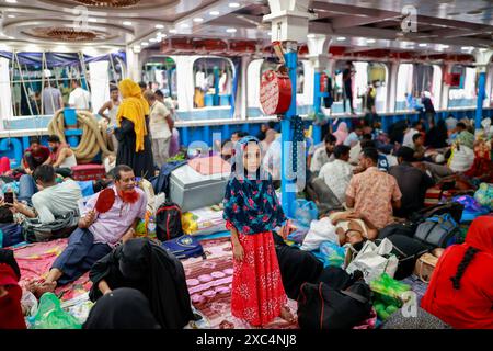 Dhaka, Bangladesh. 14 juin 2024. Des milliers de Bangladais traversent le terminal de lancement de Sadarghat pour rentrer chez eux pour célébrer l'Aïd avec leurs familles, à Dhaka, Bangladesh, le 14 juin 2024 (crédit image : © Suvra Kanti Das/ZUMA Press Wire) USAGE ÉDITORIAL SEULEMENT! Non destiné à UN USAGE commercial ! Banque D'Images