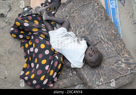 SOUDAN DU SUD, État du Haut-Nil, ville de Renk, HCR Nouveau centre de transit pour les personnes déplacées par la guerre soudanaise, arrivée quotidienne de jusqu'à 2000 nouveaux réfugiés et rapatriés / SÜDSUDAN, État du Haut-Nil, Stadt Renk, HCR Nouveau camp de transit Flüchtlingslager, Flüchtlinge aus dem Sudan suchen Schutz vor dem Krieg, Täglich Ankunft von bis zu 2000 neuer Flüchtlinge und Rückkehrer Banque D'Images