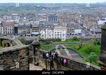 La vue de la nouvelle ville d'Édimbourg avec des visiteurs sur les remparts du château d'Édimbourg en premier plan dans un jour nuageux.Édimbourg.Écosse.Royaume-Uni Banque D'Images