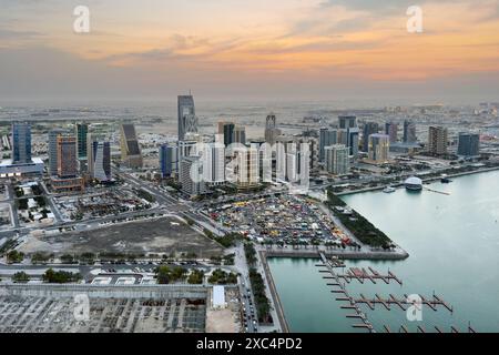 Bâtiments Lusail et horizon au coucher du soleil Banque D'Images