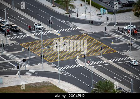 Vue aérienne des routes et de la circulation de Doha. Rond-point Box Banque D'Images