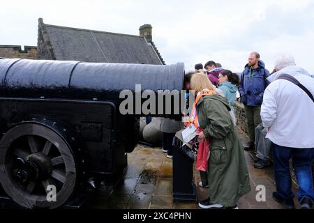 Visiteurs regardant le Mons Meg les plus grands canons médiévaux dans le monde par calibre dans le château d'Édimbourg dans un jour pluvieux et nuageux.Scotland.Royaume-Uni Banque D'Images