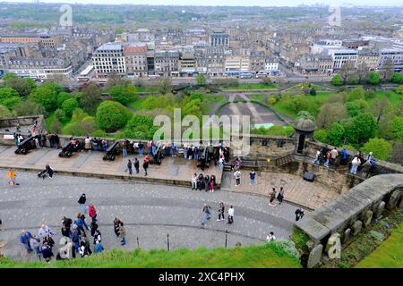 La vue sur les jardins de Princes Street et la nouvelle ville d'Édimbourg avec les visiteurs sur les remparts du château d'Édimbourg au premier plan par une journée nuageuse. Edinburg Banque D'Images