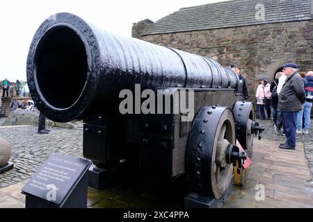 Visiteurs regardant le Mons Meg les plus grands canons médiévaux dans le monde par calibre dans le château d'Édimbourg dans un jour pluvieux et nuageux.Scotland.Royaume-Uni Banque D'Images