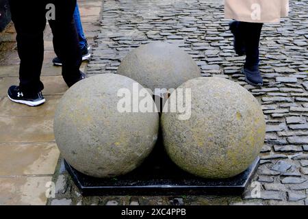 Trois boules de canons de 175 kilogrammes ou 386lb de Mons Meg les plus grands canons médiévaux dans le monde par affichage de calibre à Edinburgh Castle.Edinburgh.Scotland.United Kingdom Banque D'Images