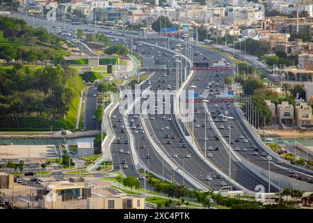 Vue aérienne Lusail Express Way. Routes et trafic souterrains de Katara Banque D'Images