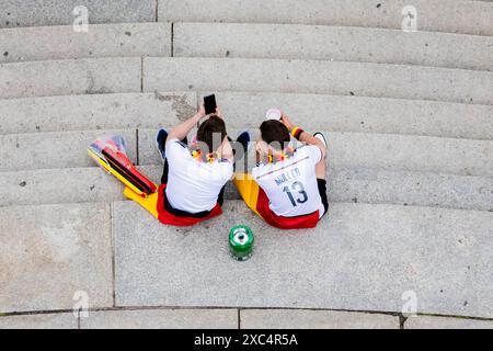 Berlin, Allemagne. 14 juin 2024. Football, UEFA Euro 2024, Allemagne - Écosse, tour préliminaire, Groupe A, jour 1 du match, les fans de football attendent au pied de la colonne de la victoire pour le début du match à la vue du public dans la zone des fans à la porte de Brandebourg. Crédit : Christoph Soeder/dpa/Alamy Live News Banque D'Images