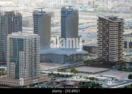 Bâtiments Lusail et horizon au coucher du soleil Banque D'Images