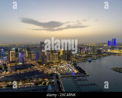 Bâtiments Lusail et horizon au coucher du soleil Banque D'Images