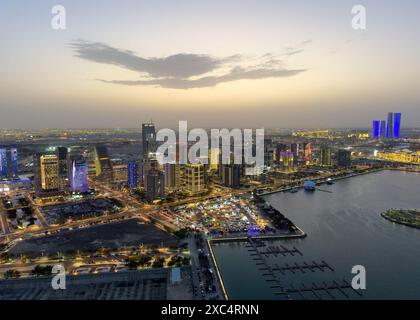 Bâtiments Lusail et horizon au coucher du soleil Banque D'Images