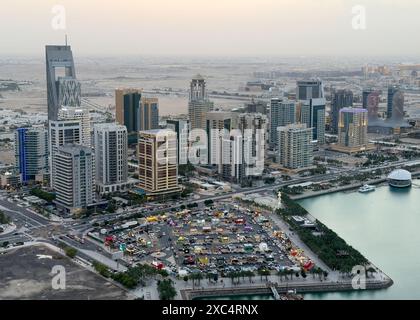 Bâtiments Lusail et horizon au coucher du soleil Banque D'Images