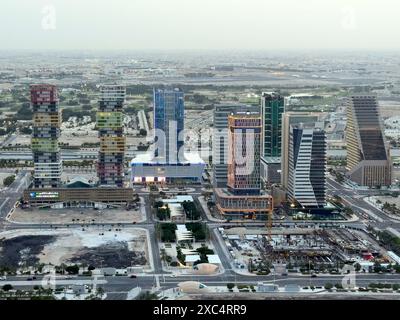 Bâtiments Lusail et horizon au coucher du soleil Banque D'Images